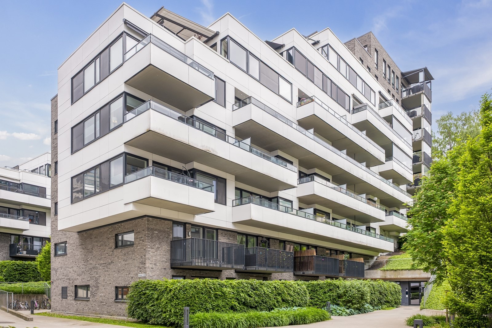 Dette er en lys og tiltalende 3-roms eierleilighet fra 2018 med heis, to balkonger og garasjeplass med elbillader. Galleribilde