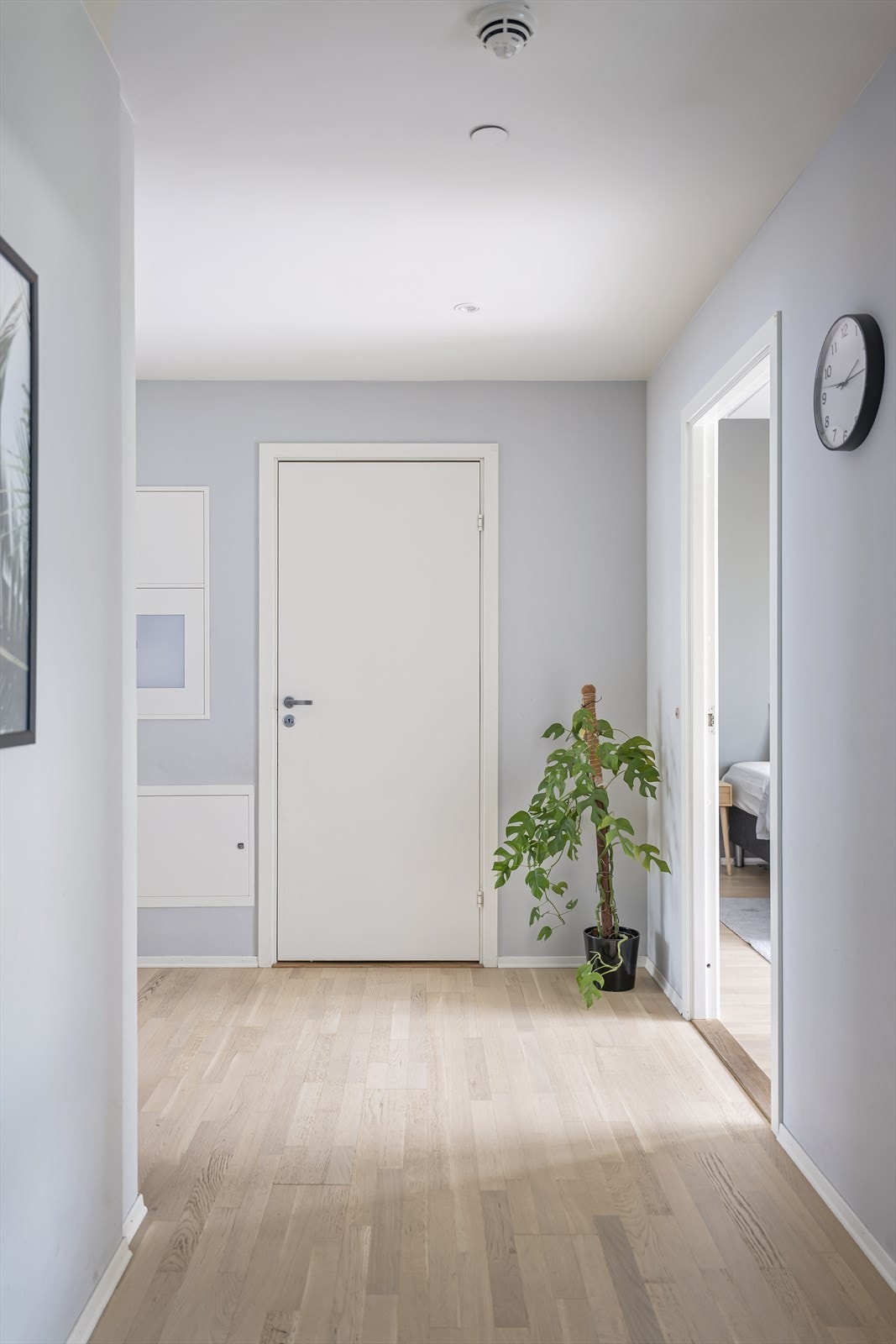 Fra entréen leder gangen videre til bad, stue og kjøkken på den ene siden, og soverommene på den andre. Galleribilde