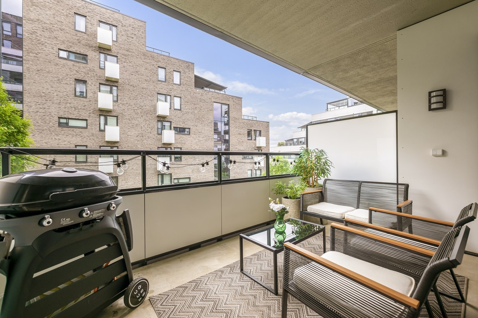 Balkongen fungerer som en naturlig forlengelse av stuen i sommerhalvåret. Galleribilde