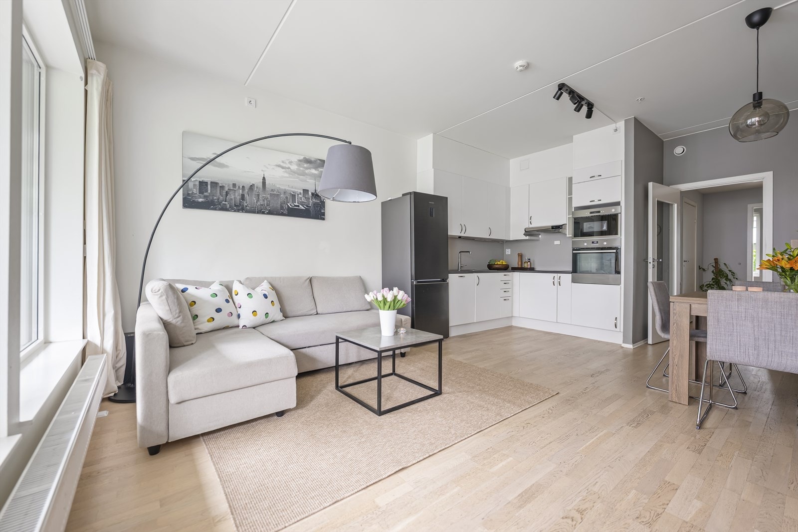 Kjøkkenet ligger i en åpen løsning mot stuen og fremstår stilrent og praktisk. Galleribilde