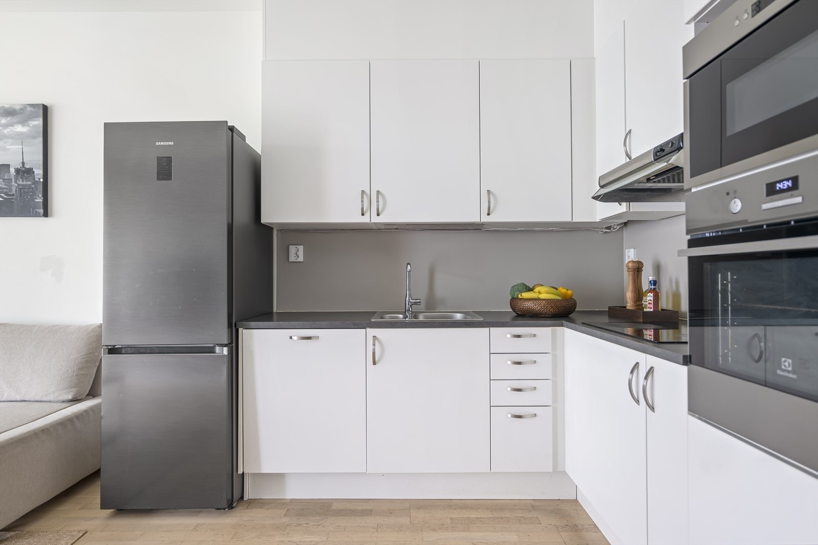 Innredningen er fra IKEA, med glatte laminerte fronter og benkeplate i laminat som gir et rent og moderne uttrykk. Galleribilde