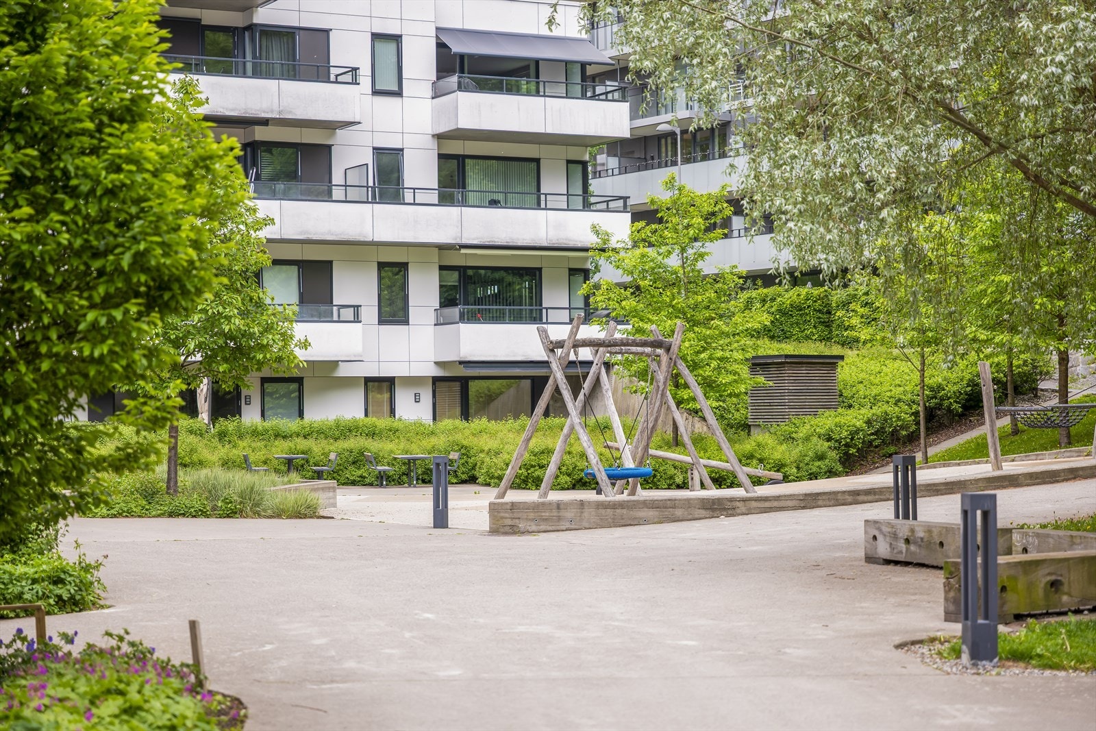 Borettslaget byr på hyggelige og pent opparbeidede fellesområder med gangstier, sittegrupper og koselig beplantning. Galleribilde