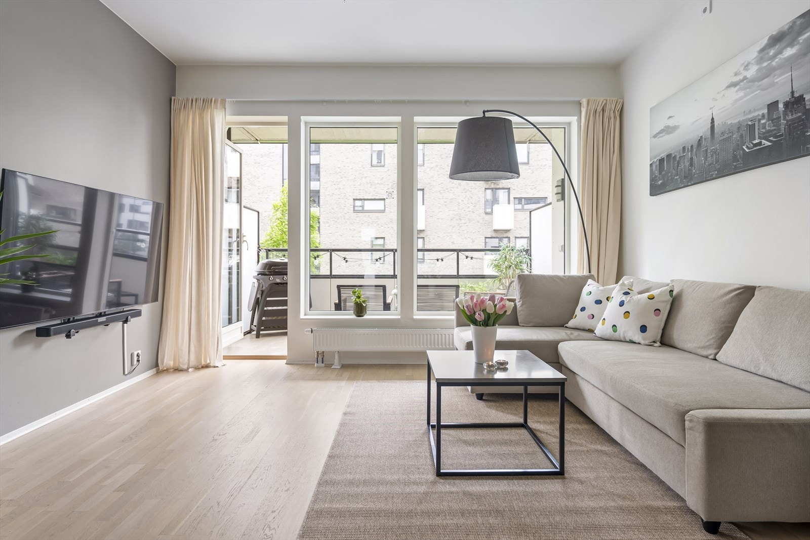 Stuen har store vindusflater som slipper inn godt med naturlig lys og gir rommet en lys og luftig følelse. Galleribilde