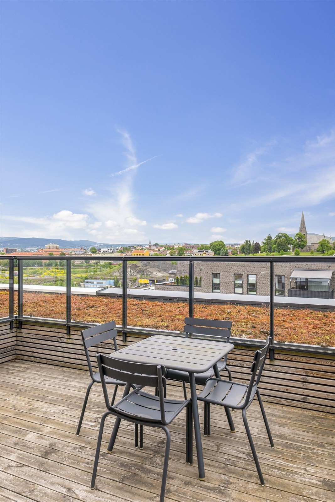 Stor felles takterrasse med flott utsikt og gode solforhold. Galleribilde