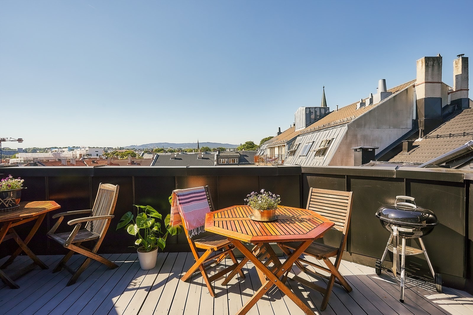 Takterrassen er pent møblert og har gode solforhold. Galleribilde