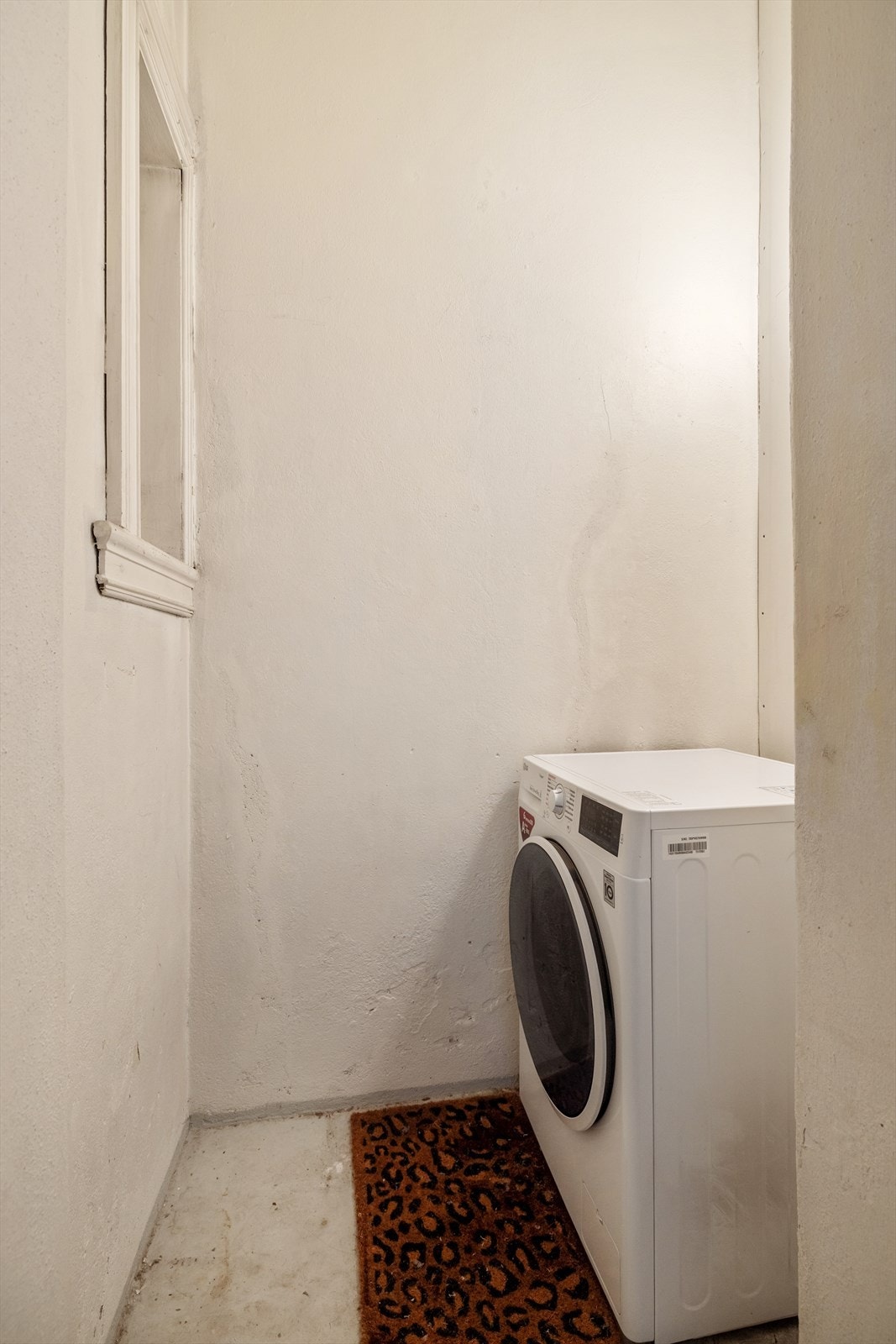 Leiligheten disponerer hele tre boder. Trappeboden disponeres av leiligheten og er innredet med opplegg for vaskemaskin. Galleribilde