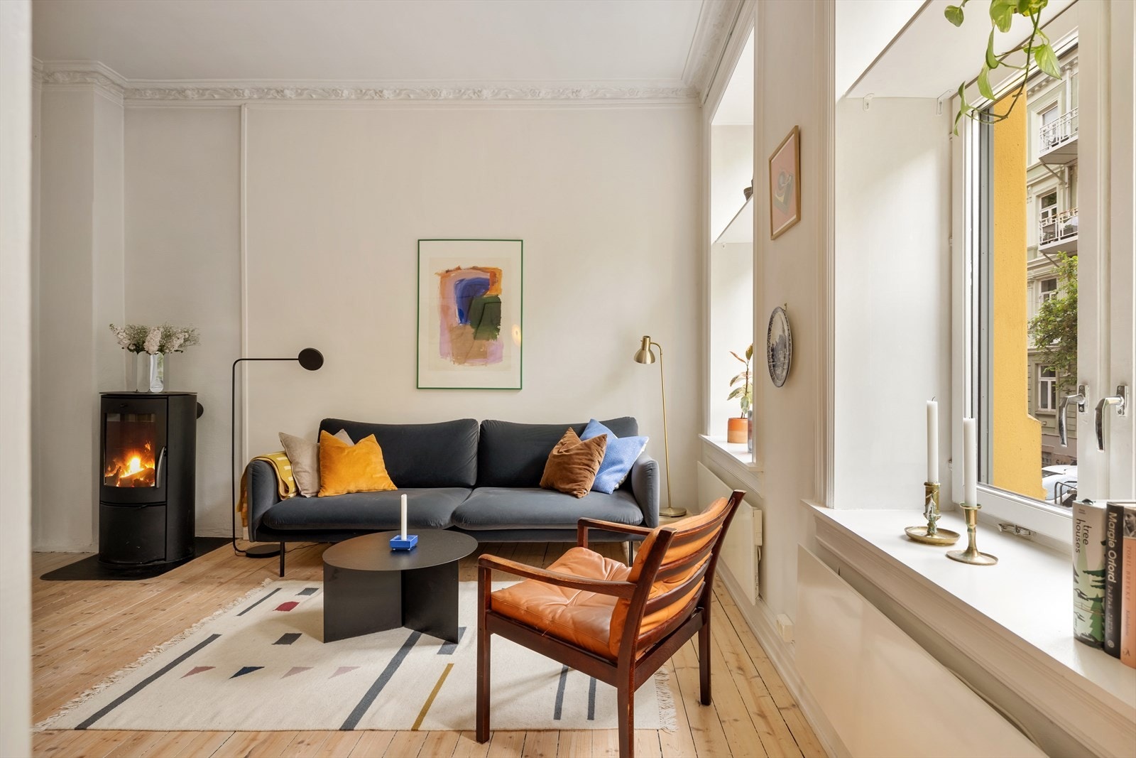 Leiligheten har en moderne vedovn som sørger for både varme og hygge på kalde dager. Galleribilde