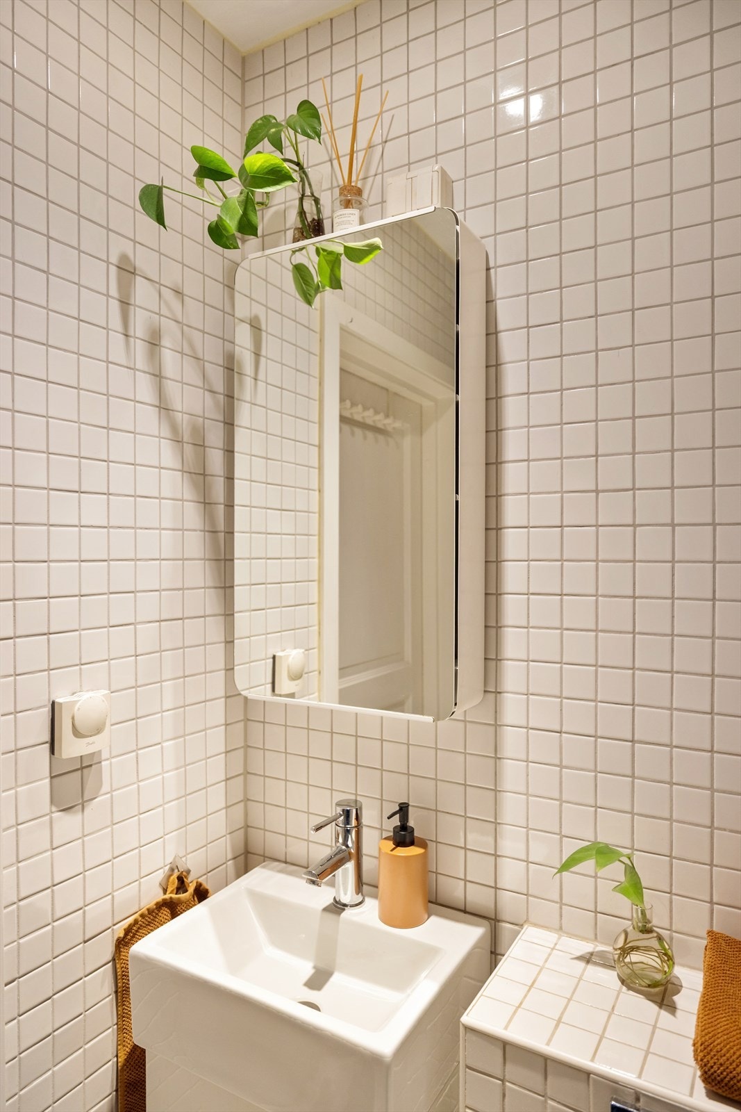 Badet ble overflateoppusset i 2014 og har flislagte flater og gulvvarme. Galleribilde