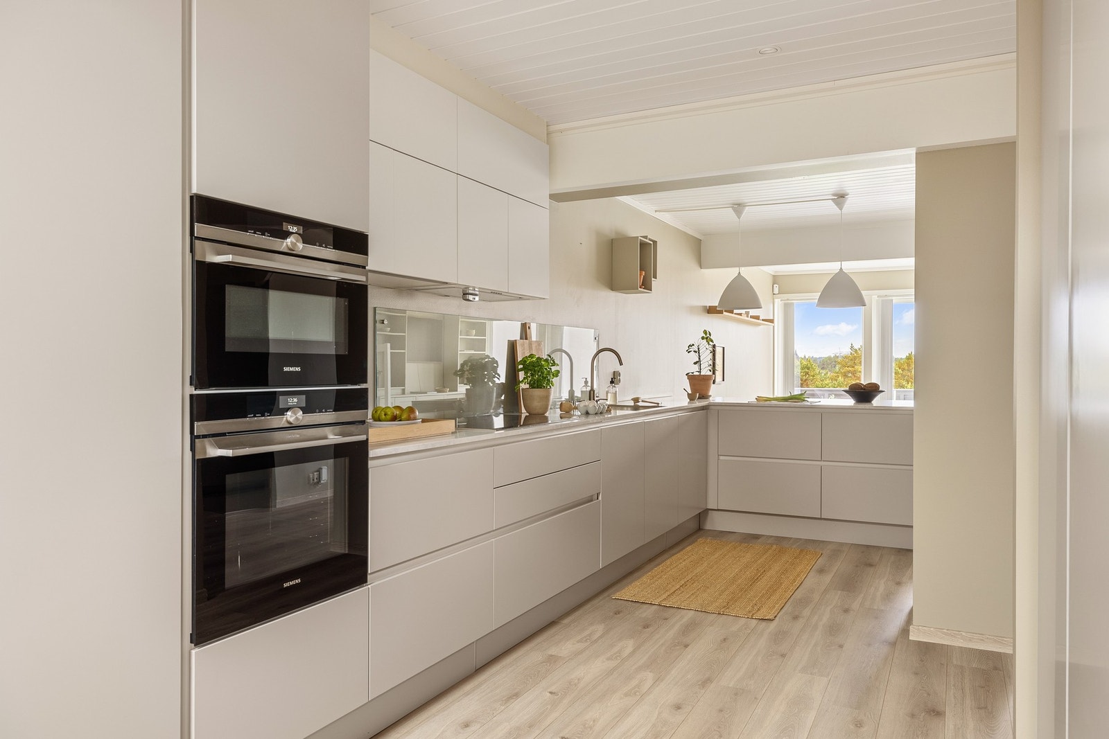 Det er godt med skap- og benkeplass på kjøkkenet som gjør matlagingen til en drøm. Galleribilde