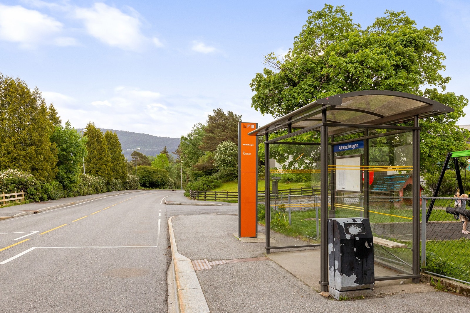 Nærmeste busstopp ligger 300 meter fra boligen, her går linje 4 som går til Åsane via sentrum. Galleribilde