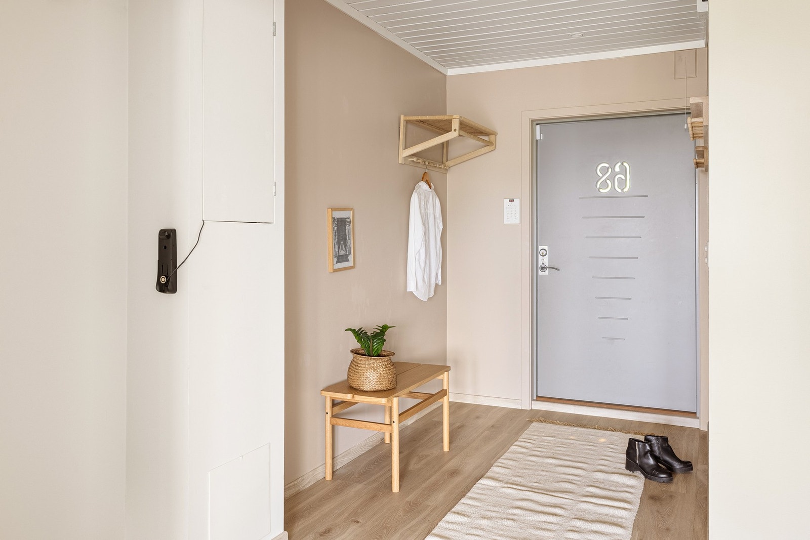 Boligens entré ligger i 1. etasje og måler 3,8 kvm. Her er det god plass til å henge fra seg yttertøy. Galleribilde