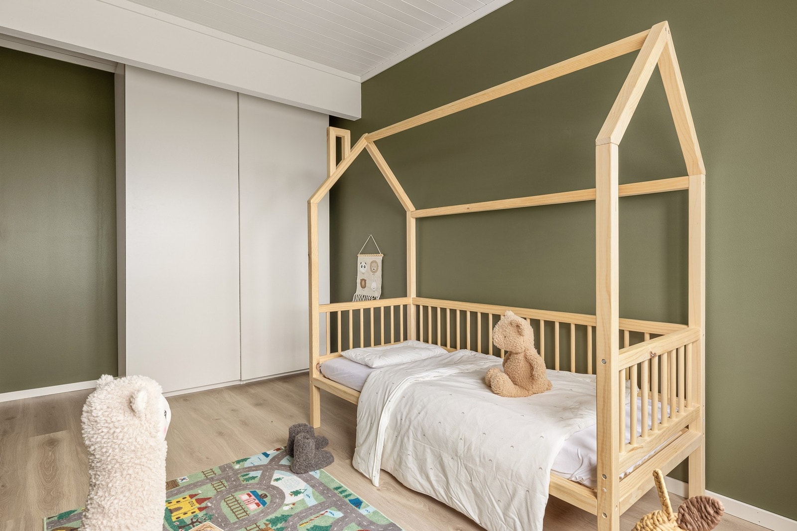 Soverommet er trivelig med god plass til seng og garderobe. Galleribilde