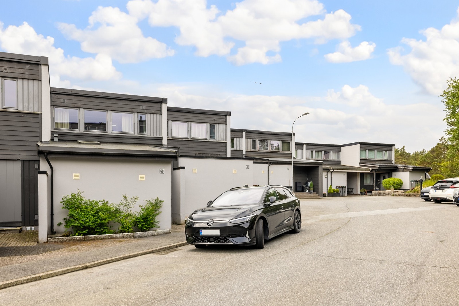 Fast parkeringsplass med elbillader. Galleribilde