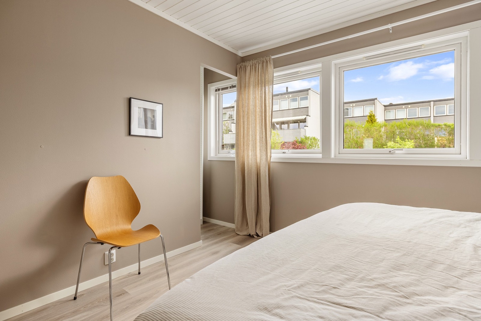 På soverommet er det god plass til å møblere med dobbeltseng og tilhørende møblement. Galleribilde
