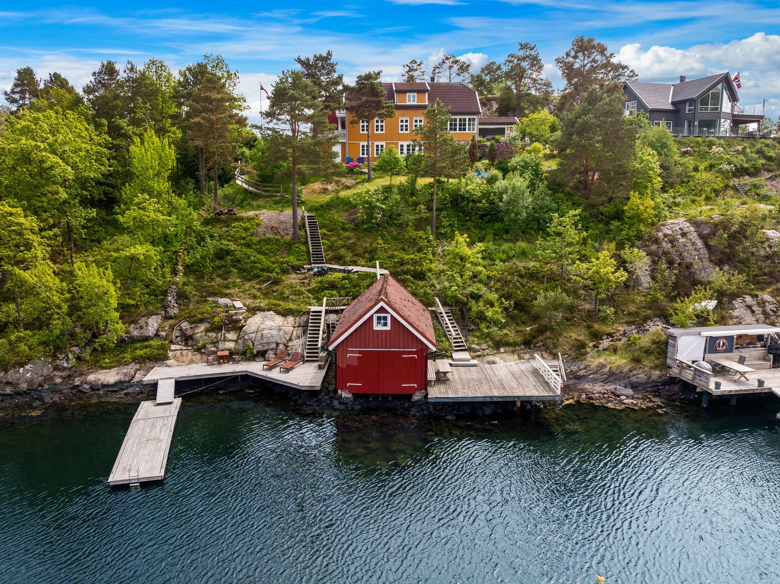 Velkommen til Arnevikveien 39 - En fantastisk sørlandsperle beliggende skjermet til i Arnevikfjorden mellom Arendal og Tvedestrand