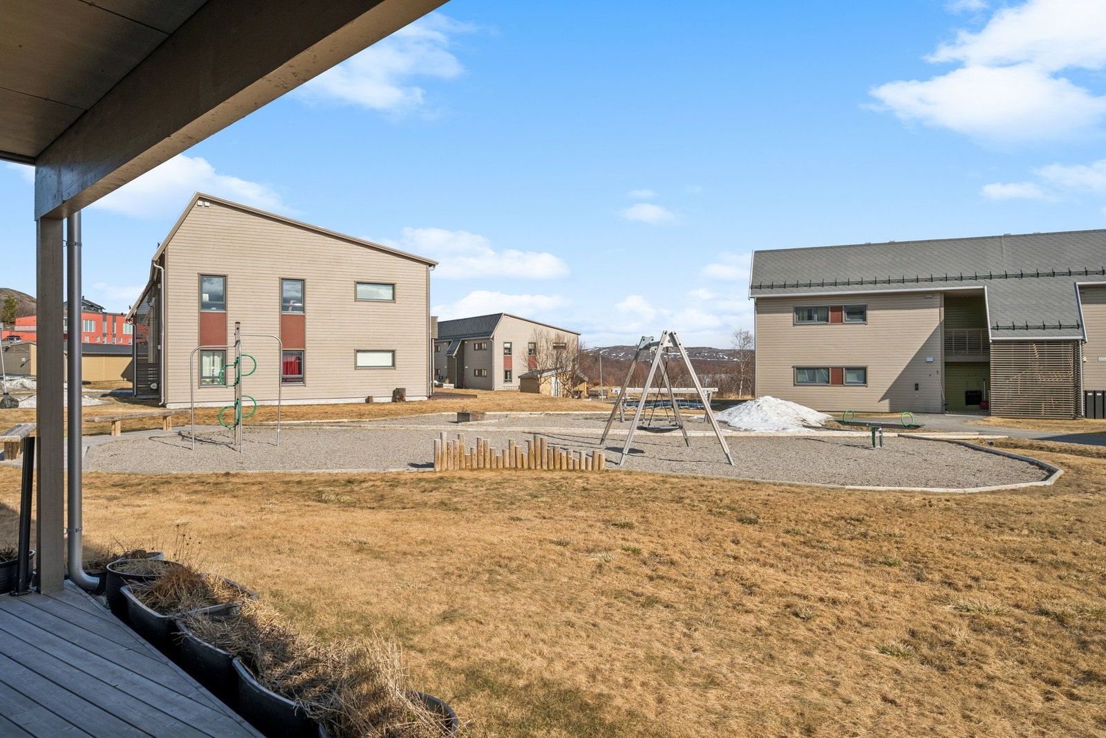 Fra terrassen er det direkte utgang til fellesareal med lekeplass. Galleribilde