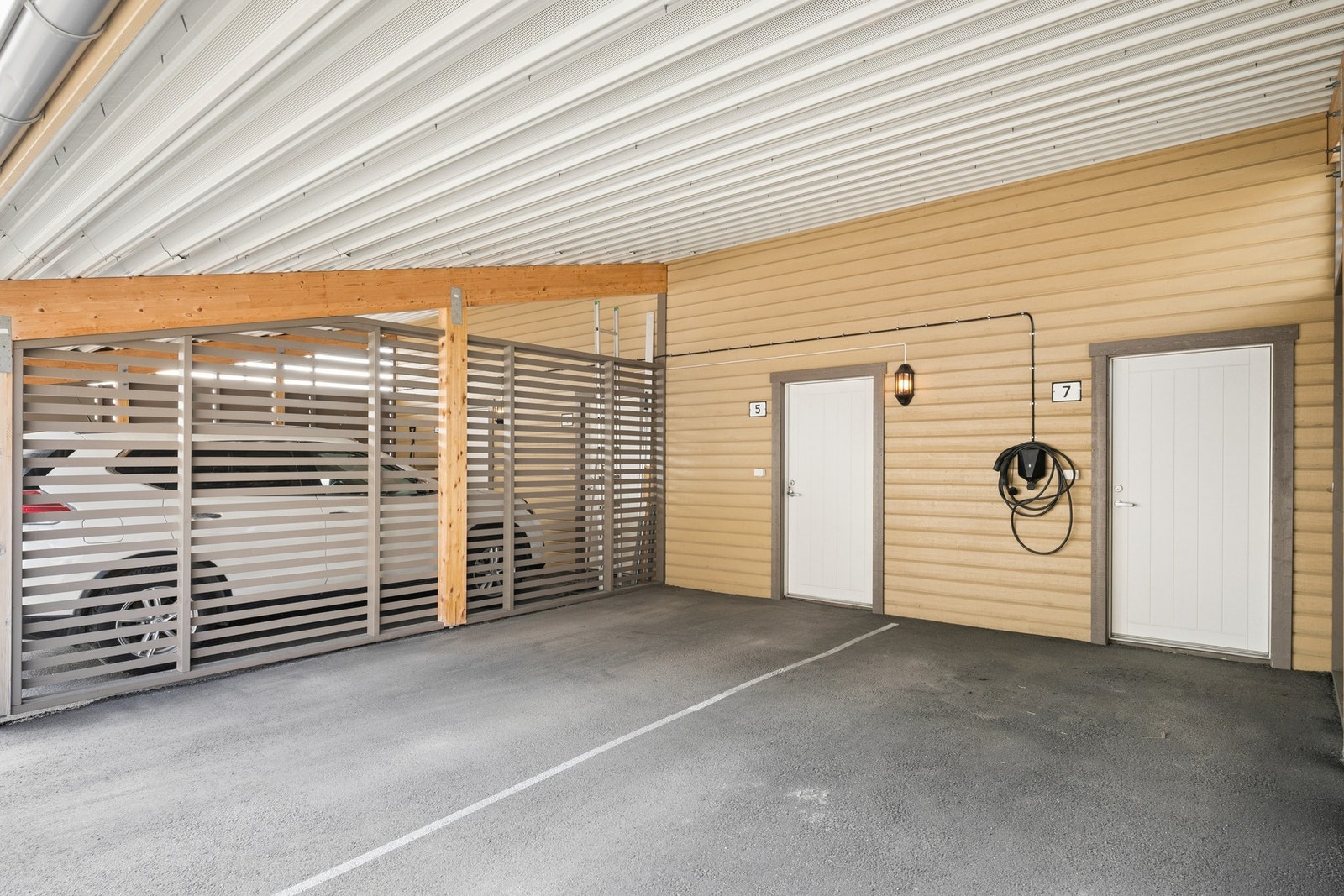 Fast plass i carportanlegg. Elbillader er installert. Galleribilde