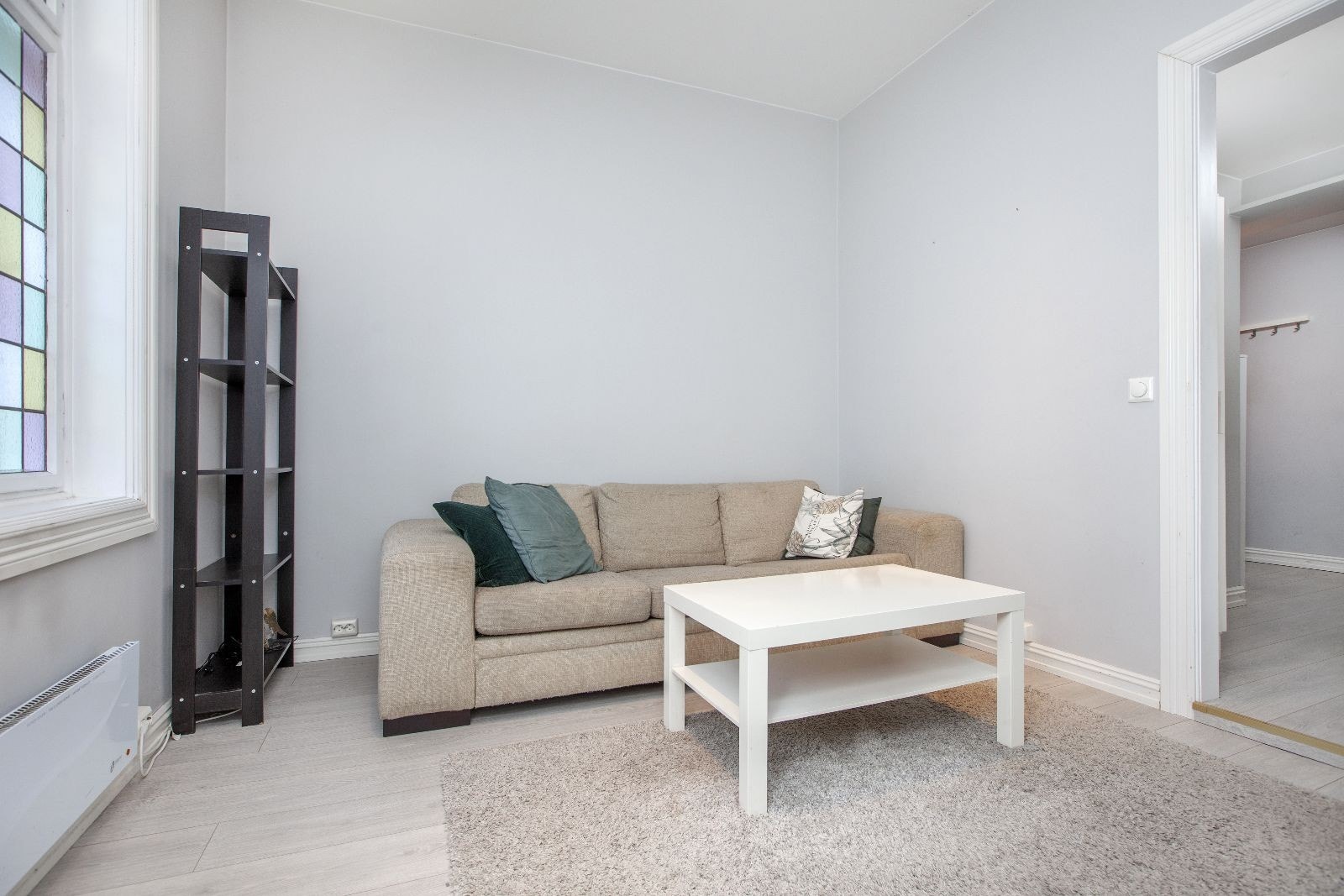 Stue med sofa og skap. Galleribilde