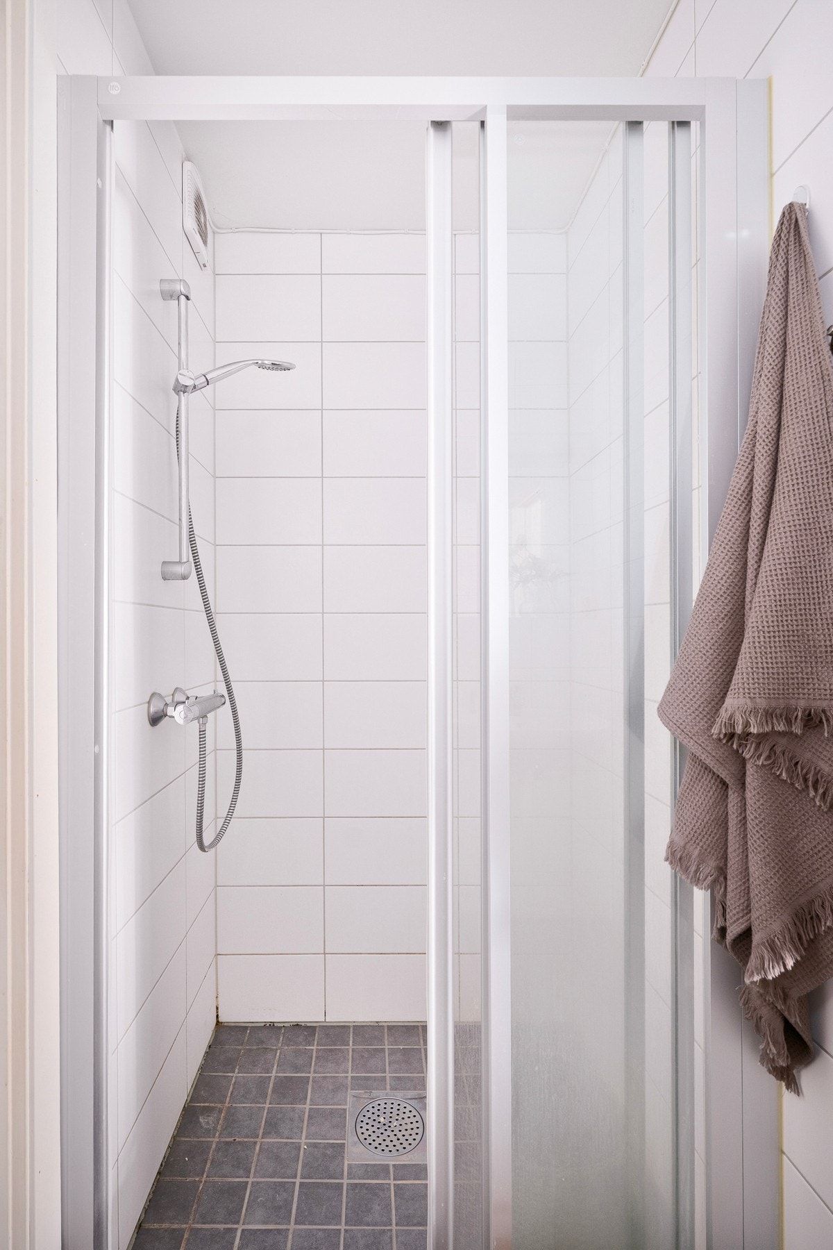 Leiligheten har også et seperat vaskerom som bidrar til å frigjøre plass på badet. Galleribilde