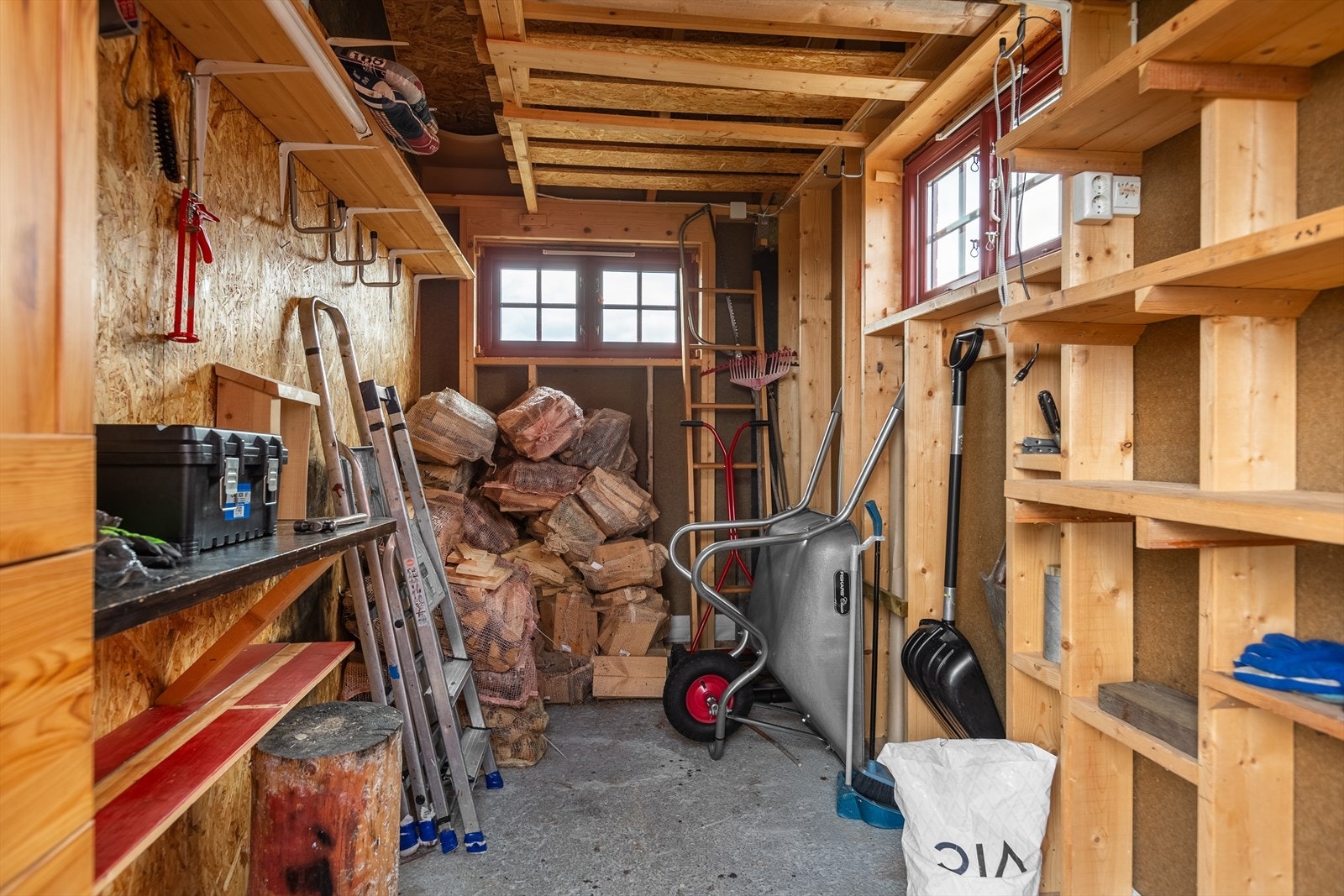 Det andre rommet er et uisolert bodrom med gode lagringsmuligheter. Galleribilde