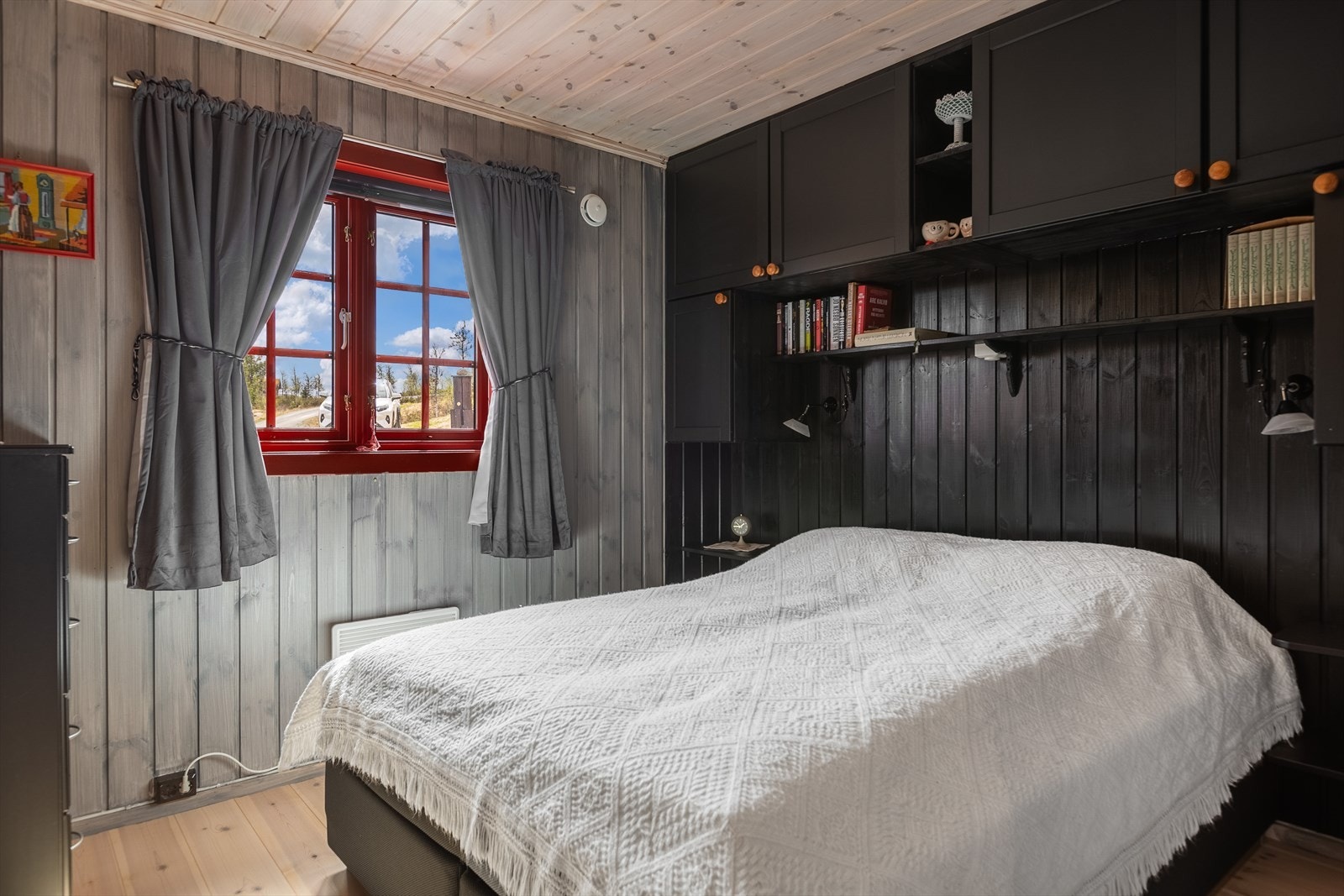 Hytta har i dag to innredede soverom. Hovedsoverommet har god plass til dobbeltseng og garderobeløsning. Galleribilde