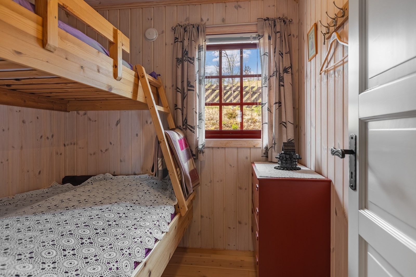 Det andre soverommet er innredet med familiekøye. Galleribilde