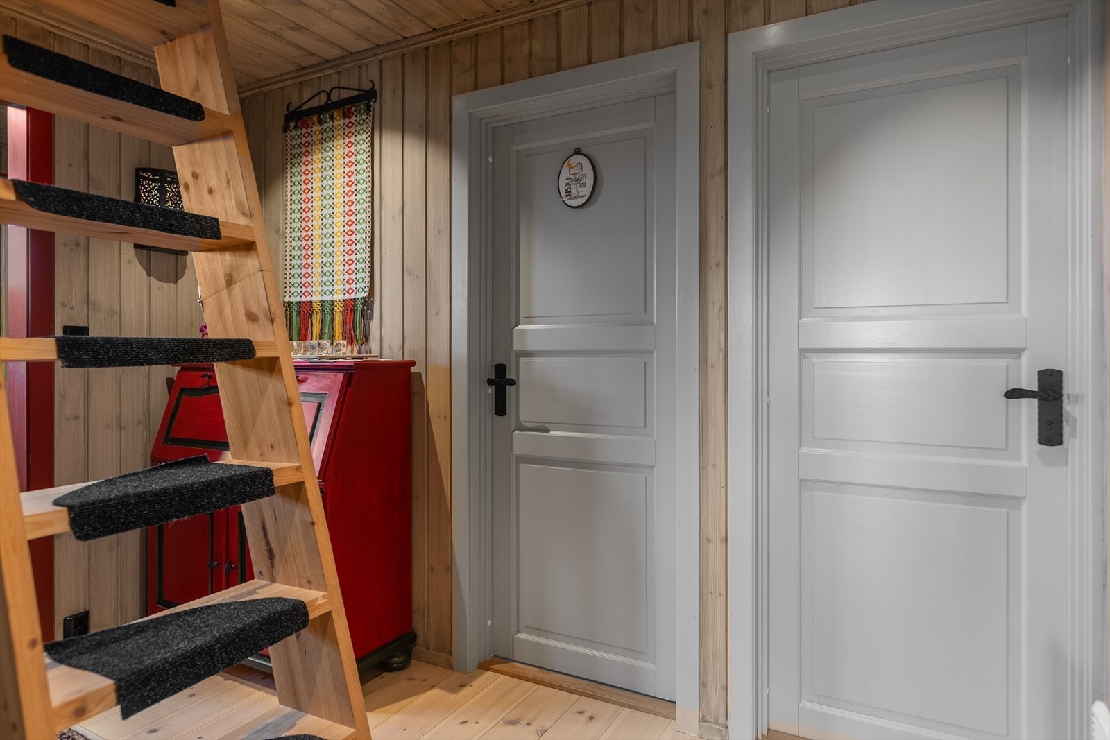 Fra gangen leder en tretrapp opp til hemsen. Galleribilde