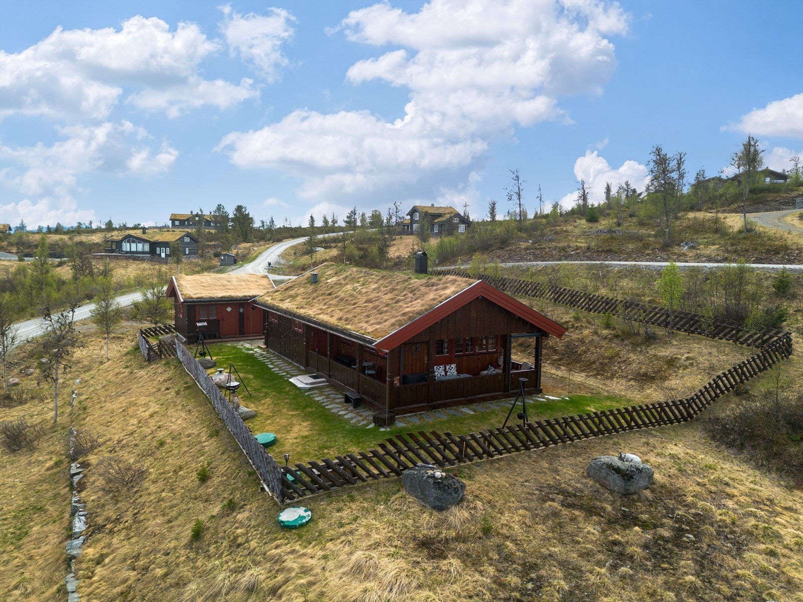Ulvhildvegen 104 er en velholdt og innholdsrik fritidseiendom med attraktiv beliggenhet, gode solforhold, flott utsikt og rikelig med sengeplasser. Velkommen på visning! Galleribilde