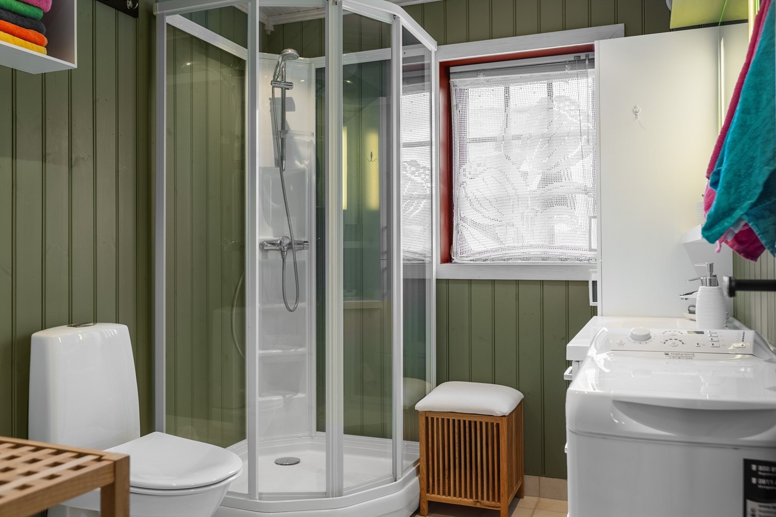 Badet er fra byggeår og har en lun og tradisjonell utførelse med panel på vegger og himling. Gulvet er flislagt og utstyrt med elektrisk gulvvarme. Galleribilde