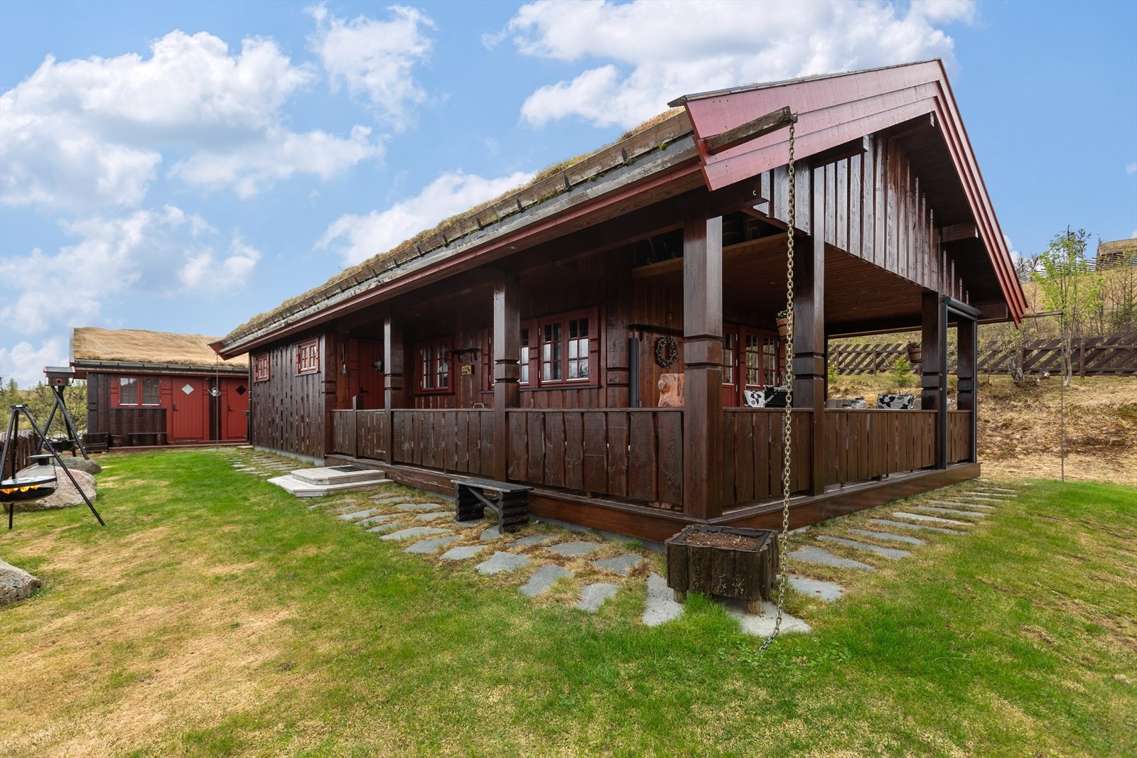 Bebyggelsen fremstår som godt vedlikeholdt og er oppført i tradisjonell hyttestil med torvtak, solide materialvalg og detaljer som understreker den lune fjellhyttefølelsen. Galleribilde
