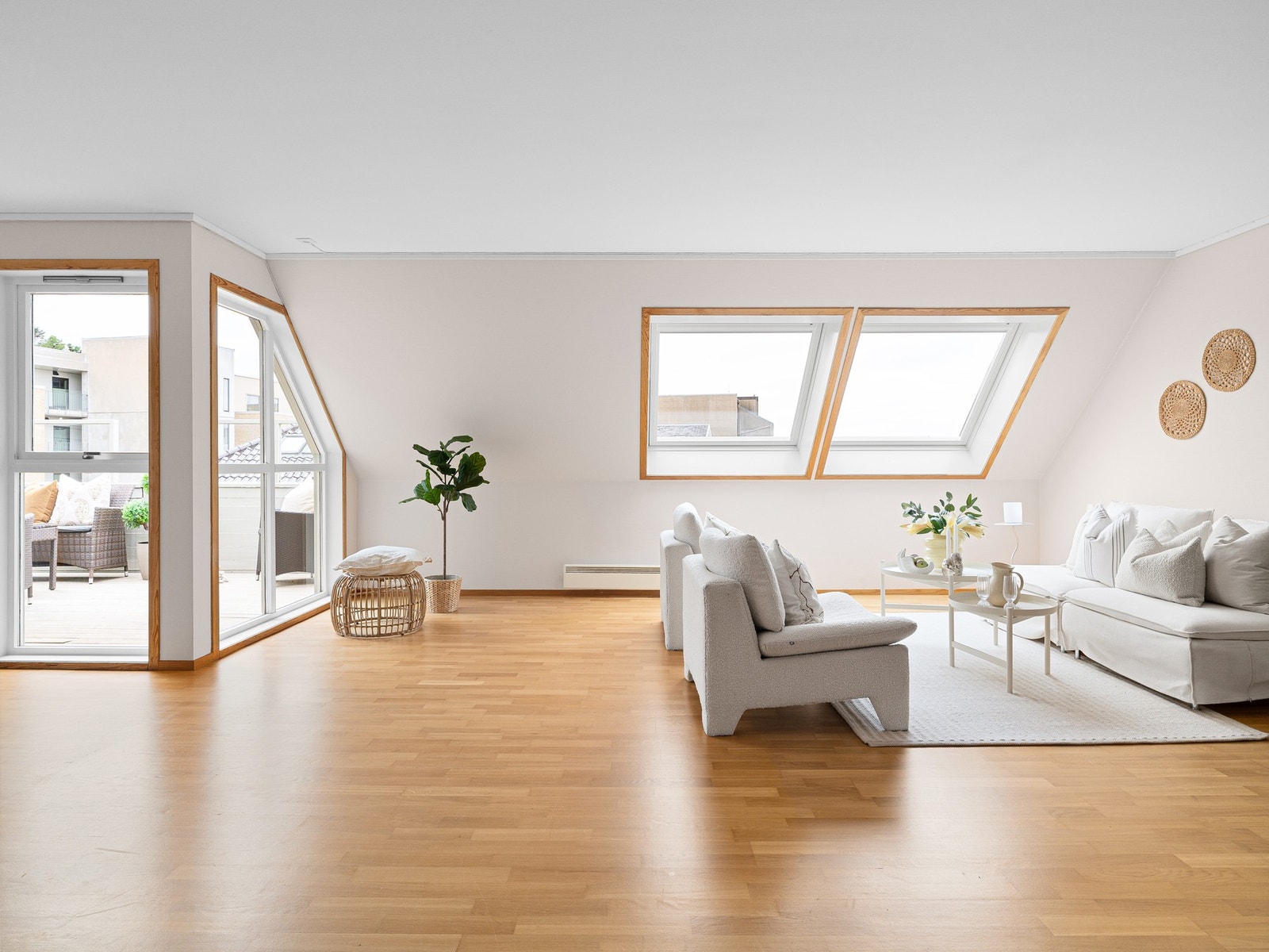 Rommet har en åpen og innbydende atmosfære, hvor store vindusflater slipper inn rikelig med naturlig lys. Galleribilde