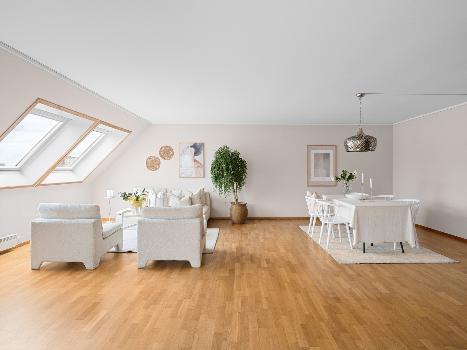 Her har god plass til sofagruppe, diverse møblement og tv-seksjon. Galleribilde