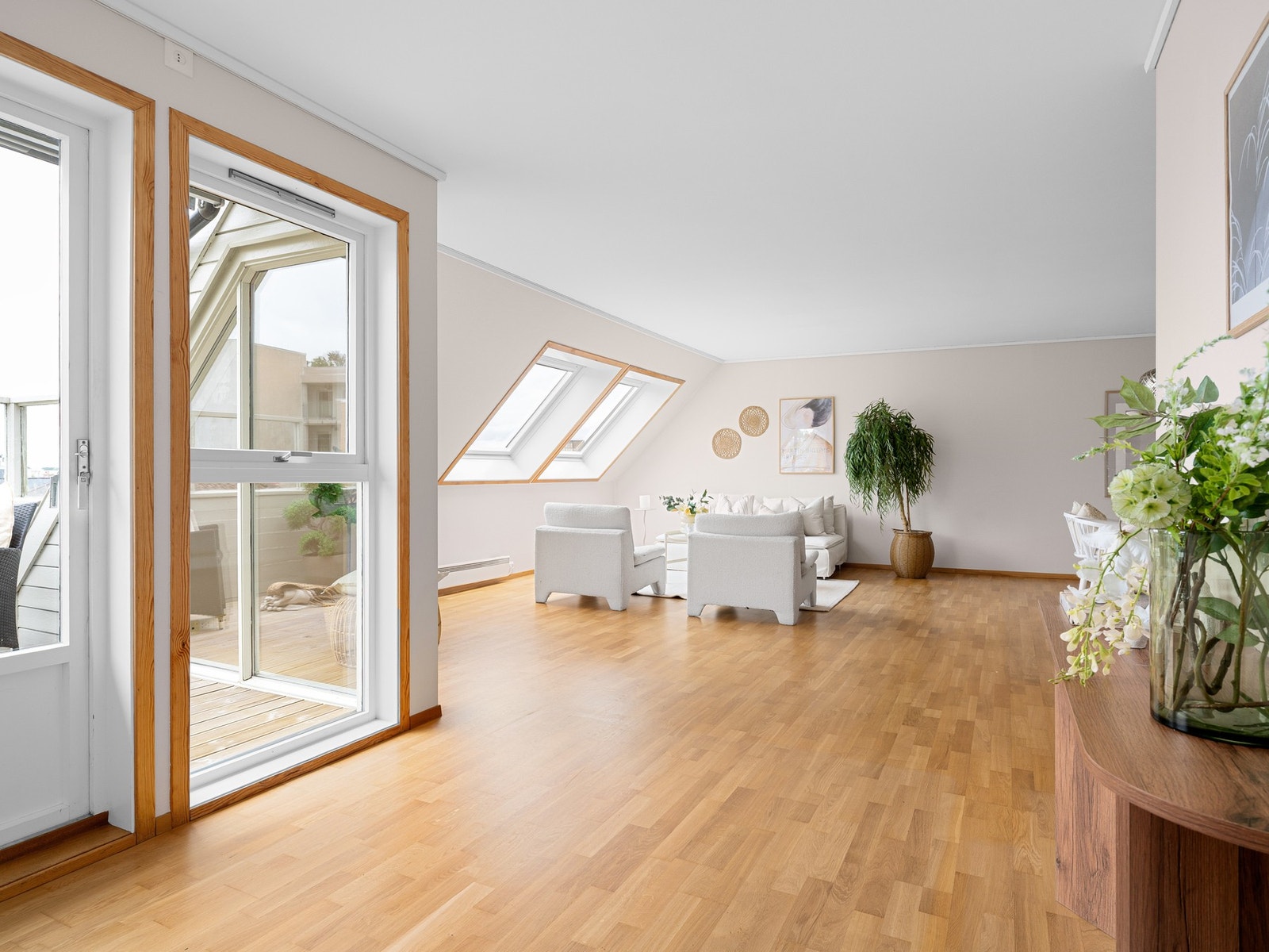 Leiligheten har en romslig stue med direkte utgang til leilighetens balkong. Galleribilde