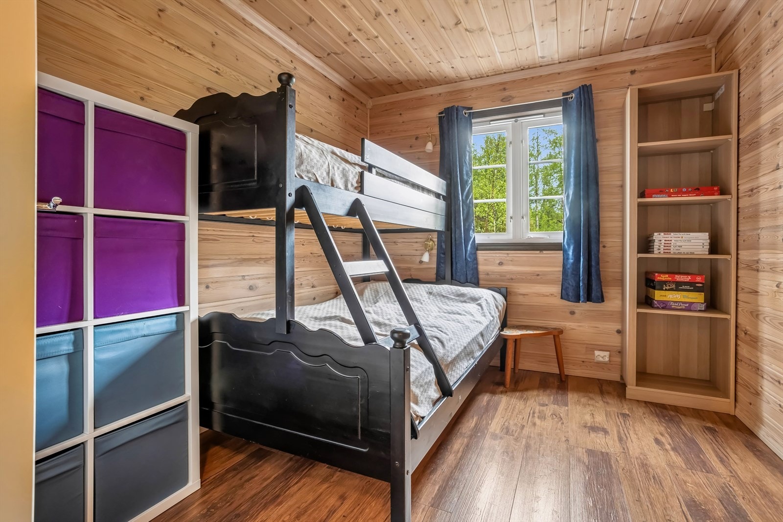 Det andre soverommet i hovedetasjen har også en god størrelse og gir plass til både seng og oppbevaringsmøbler. Galleribilde