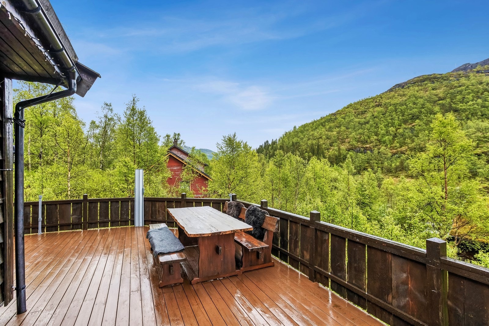 Fra terrassen er det nydelig utsikt ut mot natur og nærområde. Galleribilde