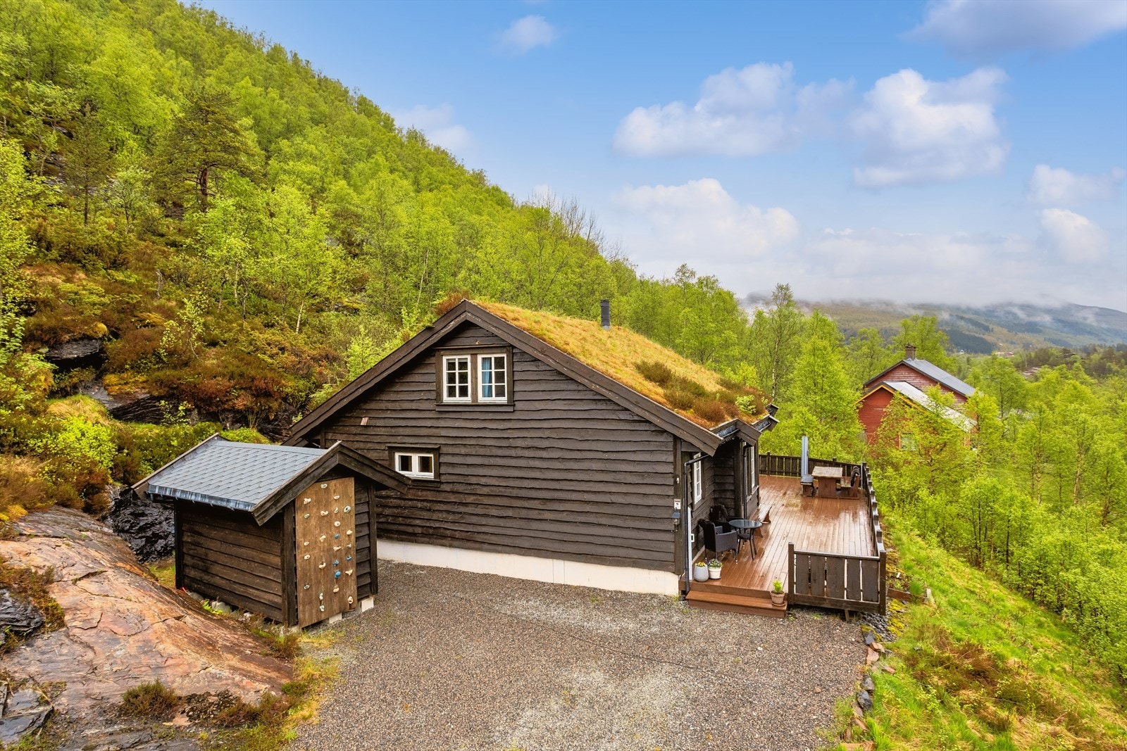 Hytten ligger i et velfungerende hyttefelt med felles vann- og avløp, skirenn for de minste og en stor grillhytte til felles glede Galleribilde