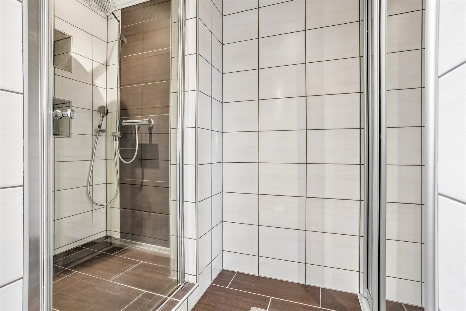 Det største badet ligger i tilknytning til hovedsoverommet og fungerer som et privat baderom. Galleribilde