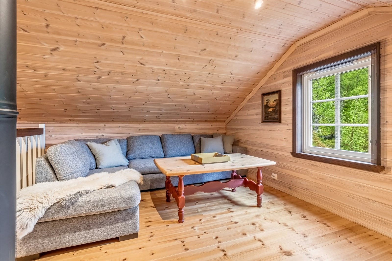 I loftsetasjen finner man en praktisk og hyggelig loftstue som fungerer som et ekstra oppholdsrom. Her er det god plass til sofa, sofabord og TV-møblement. Galleribilde