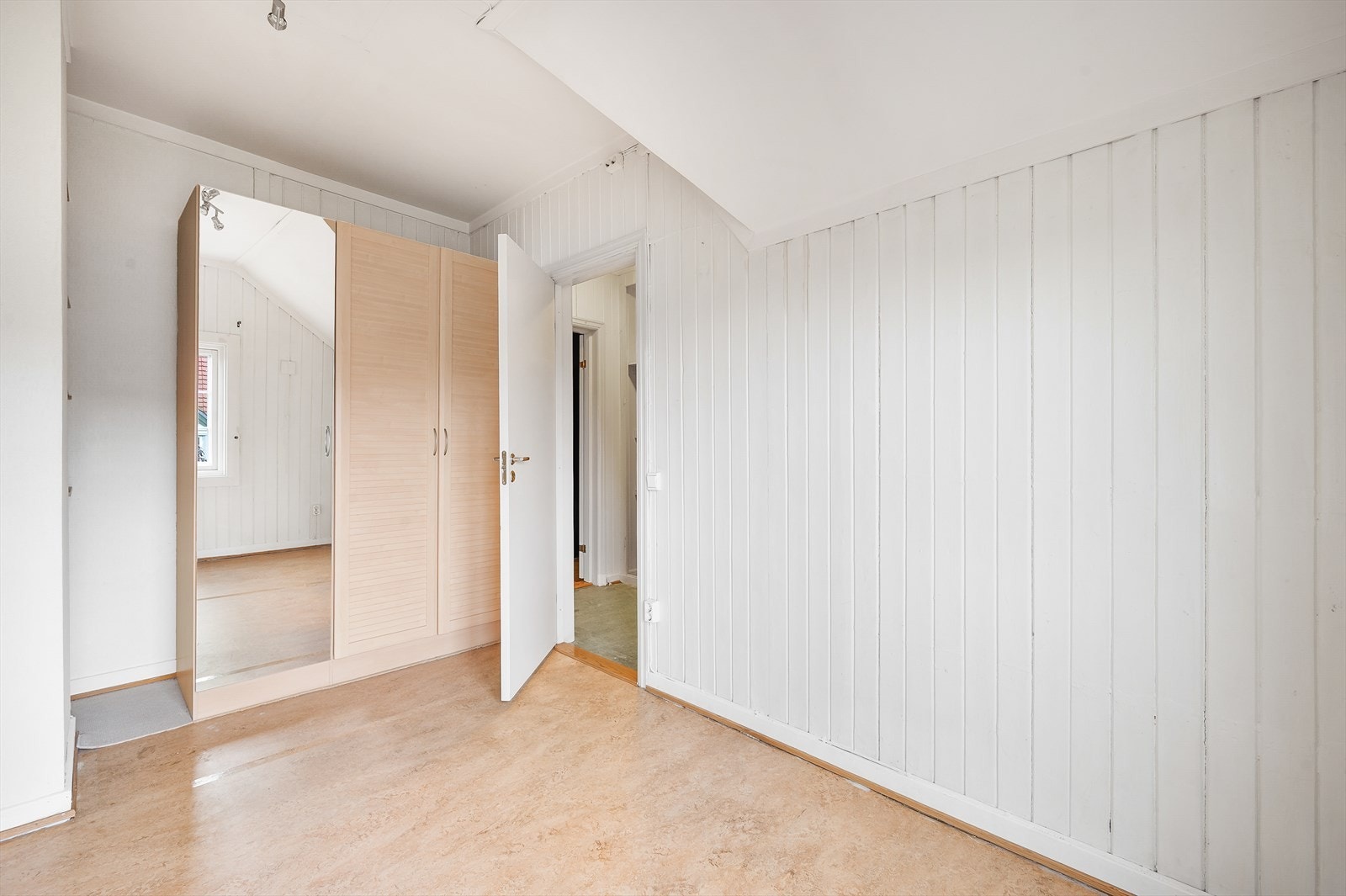 Rommet har en funksjonell størrelse med plass til seng og oppbevaring. Galleribilde