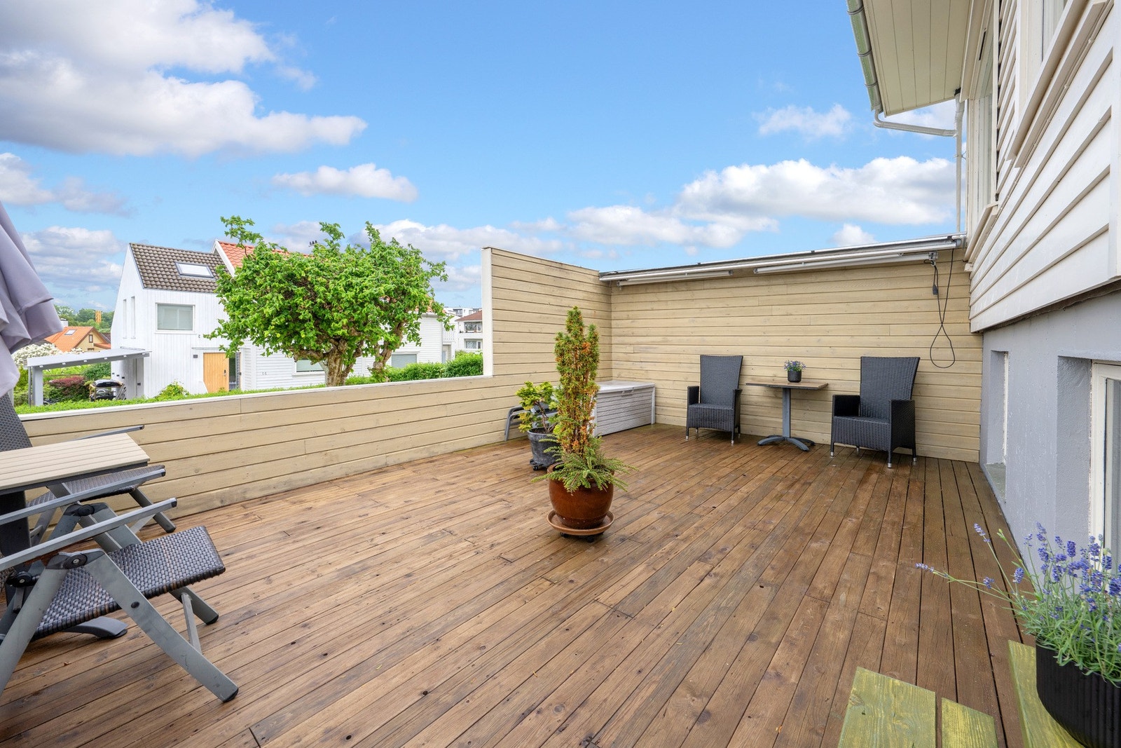 Terrasse på eiendommens vestside. Her er det sol fra midt på dagen til solen går ned. Elektriske markiser som medfølger i handelen. Galleribilde