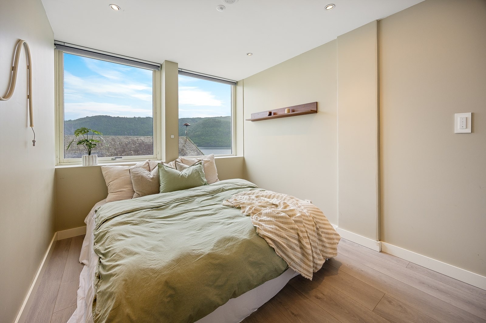 Leiligheten har tre romslige soverom på ca. 11m², 11,3m² og 11,7m². Galleribilde