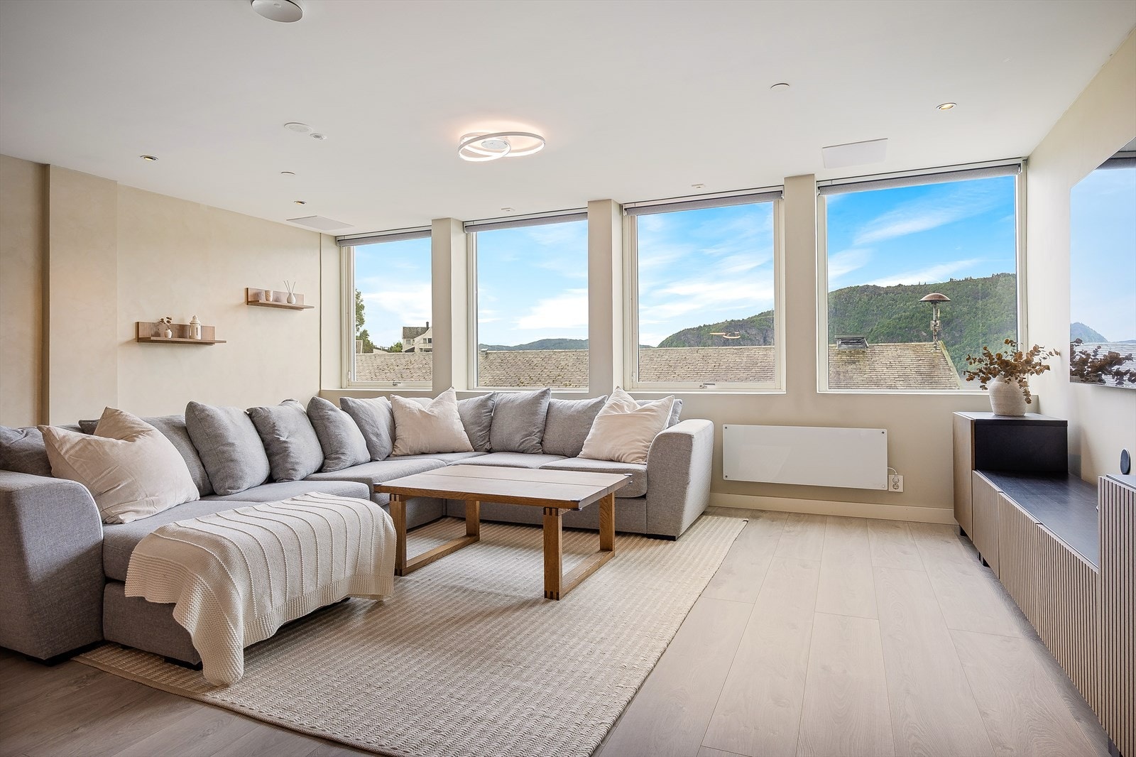 Dette er en moderne 4-roms leilighet i fjerde etasje med gjennomgående god standard, flott utsikt mot Sørfjorden og en sentral beliggenhet i Ytre Arna. Galleribilde