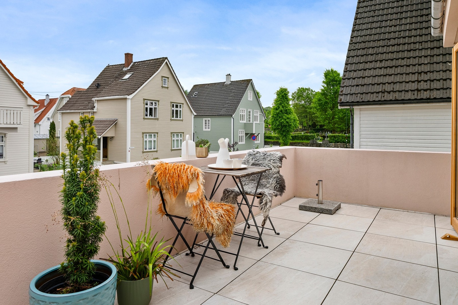 Terrassen er tilbakeført til sitt opprinnelige uttrykk og oppgradert med ny membran og moderne utefliser. Galleribilde