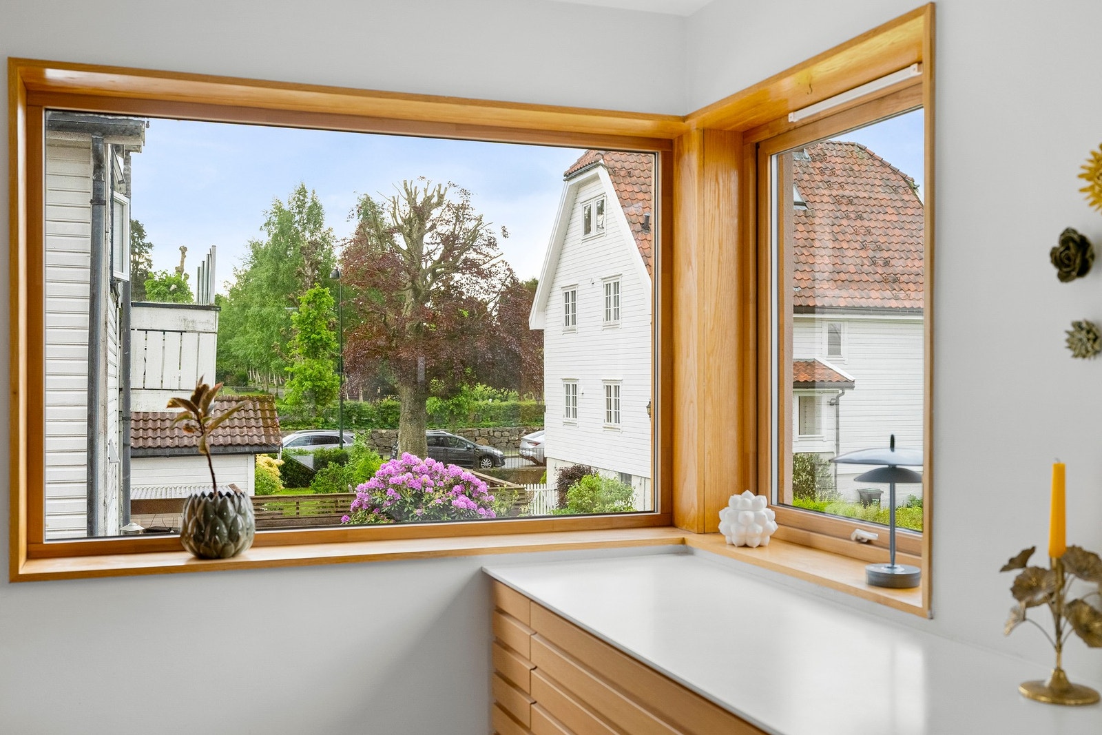 Det er skiftet til heltre eikevinduer i hele boligen (bortsett fra ett vindu i trappen). Galleribilde