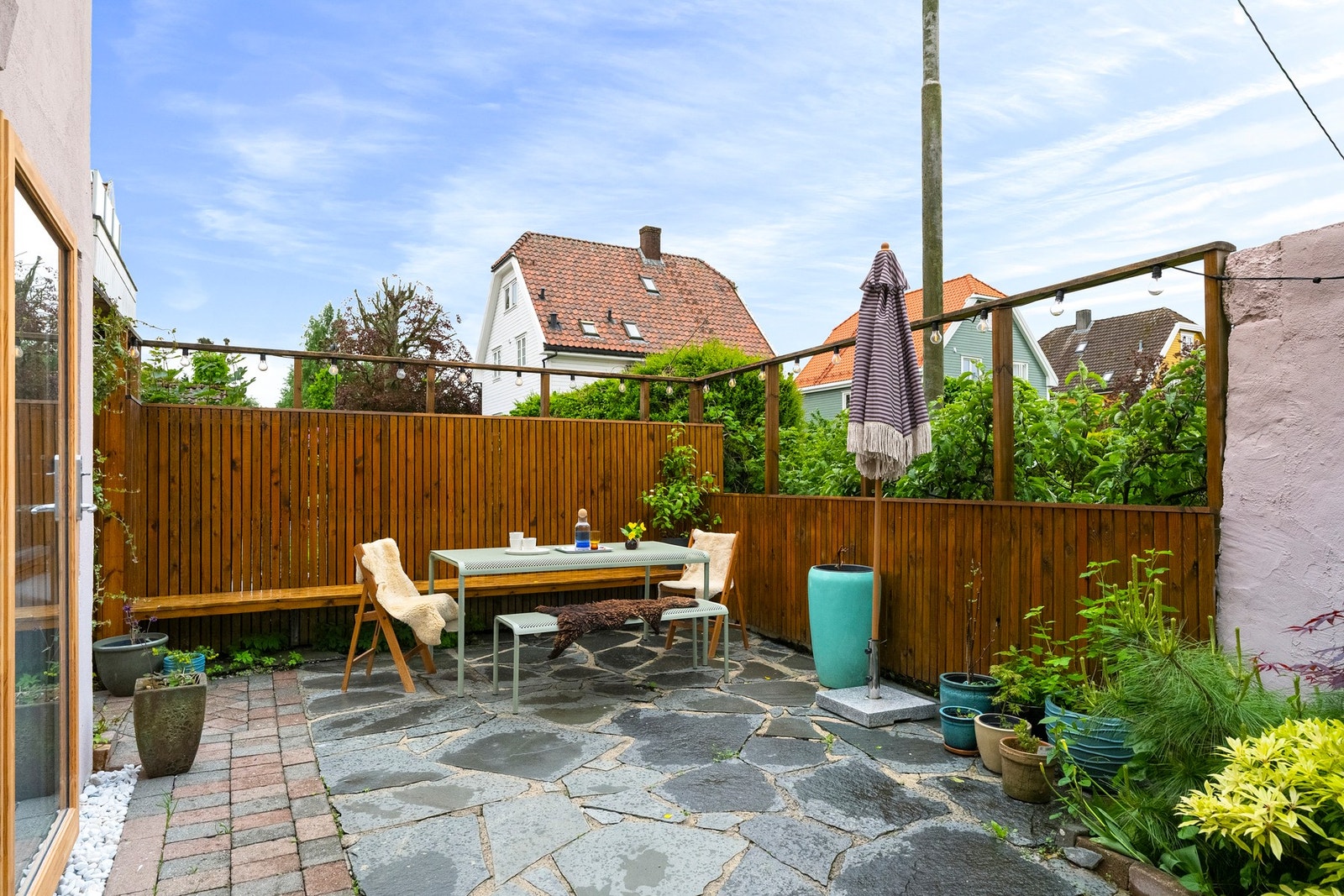 Beplantning, grønne innslag og lune soner skaper en behagelig atmosfære hvor man kan nyte rolige sommerdager helt skjermet fra innsyn. Galleribilde