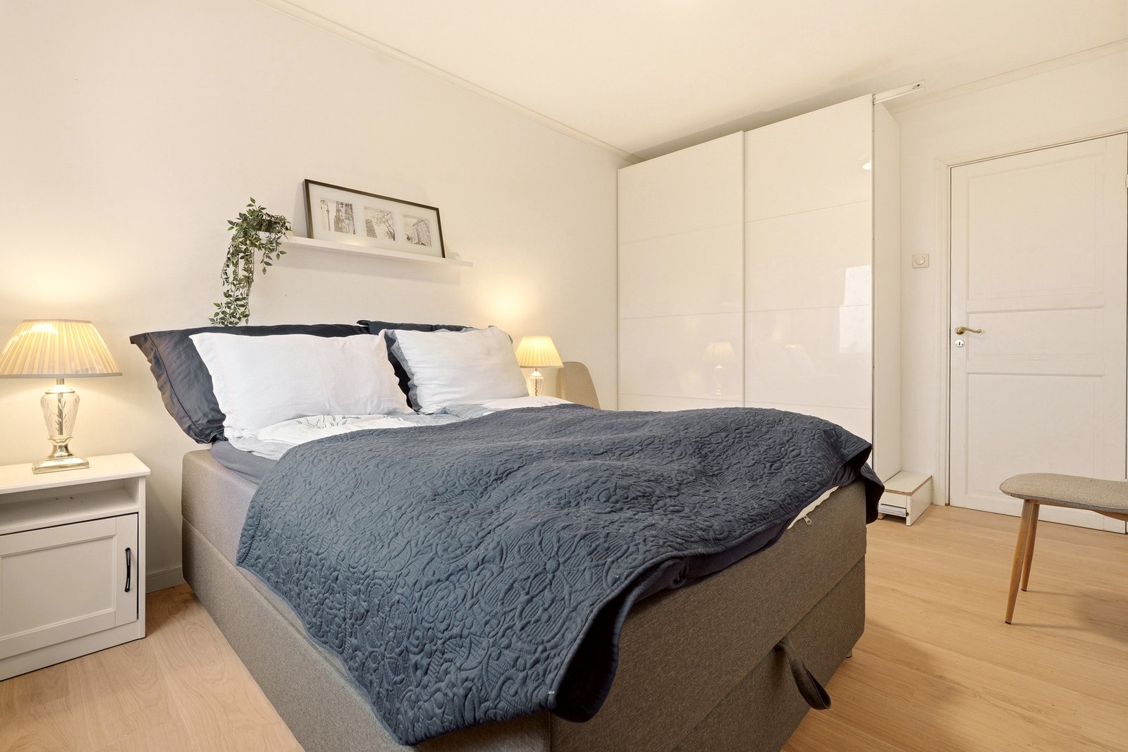 Garderobe har en skinne ope og nede som det bør gjøres noe med. Galleribilde