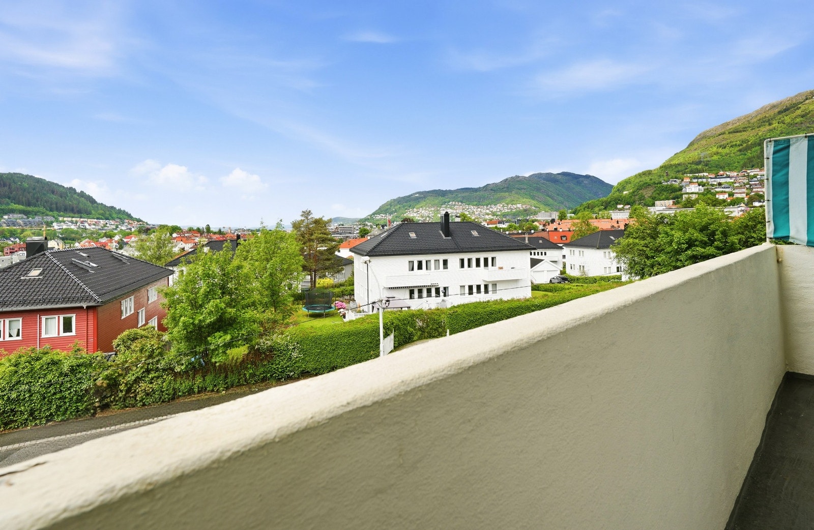 Leiligheten ligger høyt og fritt med nydelig utsikt over Bergensdalen og pene, grønne nærområder. Galleribilde