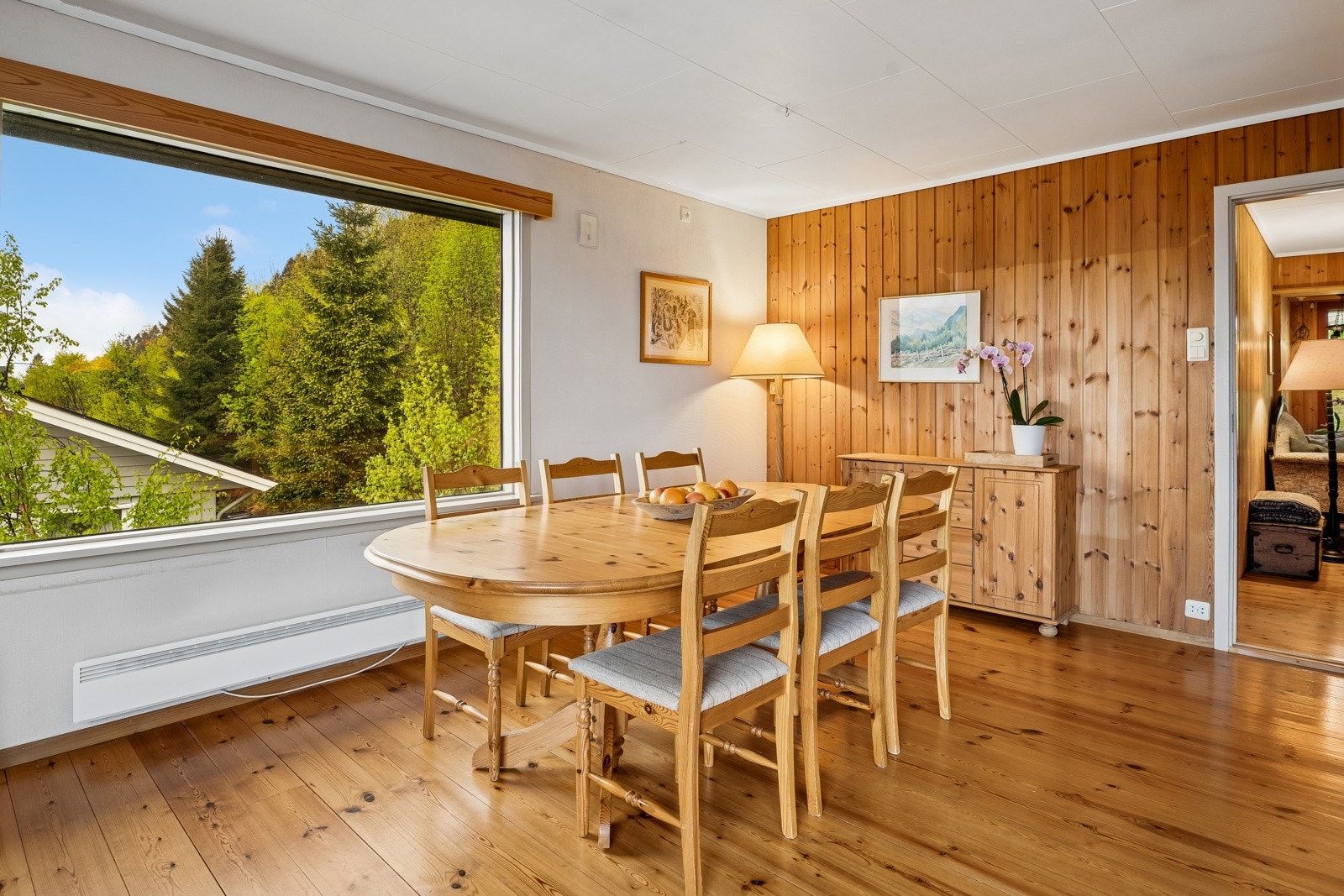 God plass til både spisestue og sofagruppe Galleribilde