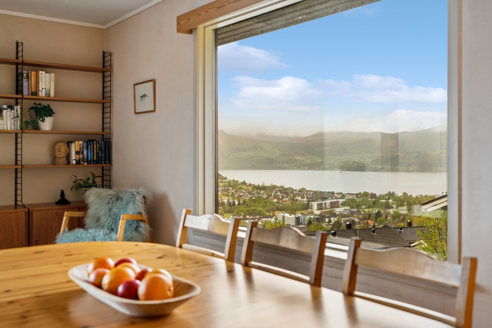 Nyt uysikta mot Voldsfjorden frå spisestua Galleribilde