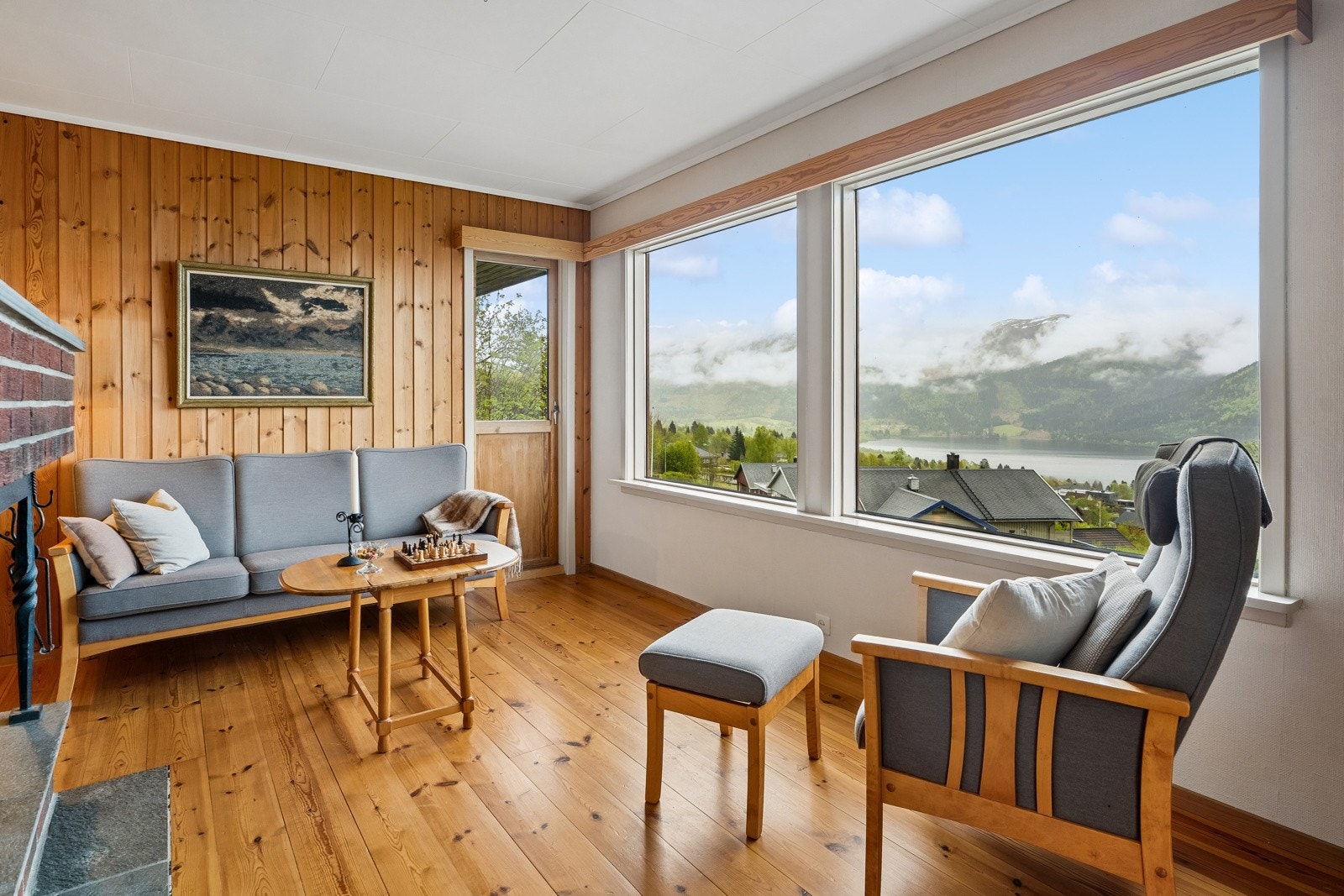 Store vindauge mot sør og vest gjev godt med lys og slepp den flotte utsikta inn Galleribilde